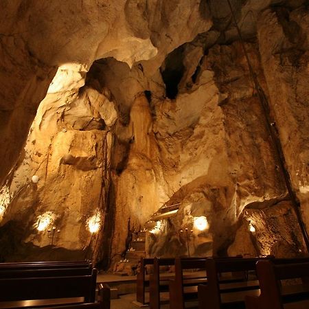 Capricorn Caves Hotel Рокхемптън Екстериор снимка